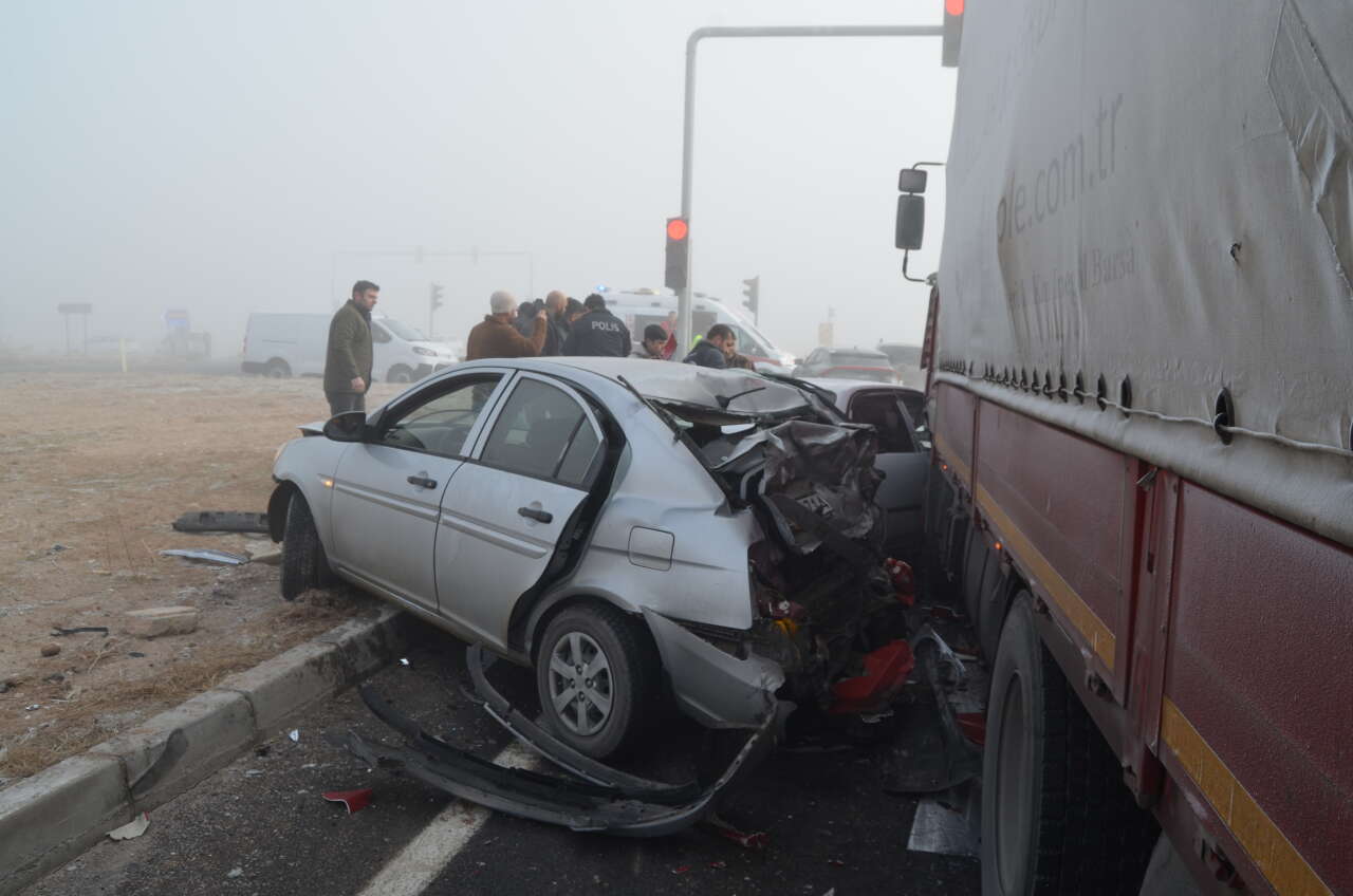 Konya yolunda TIR, 4 otomobili biçti 8